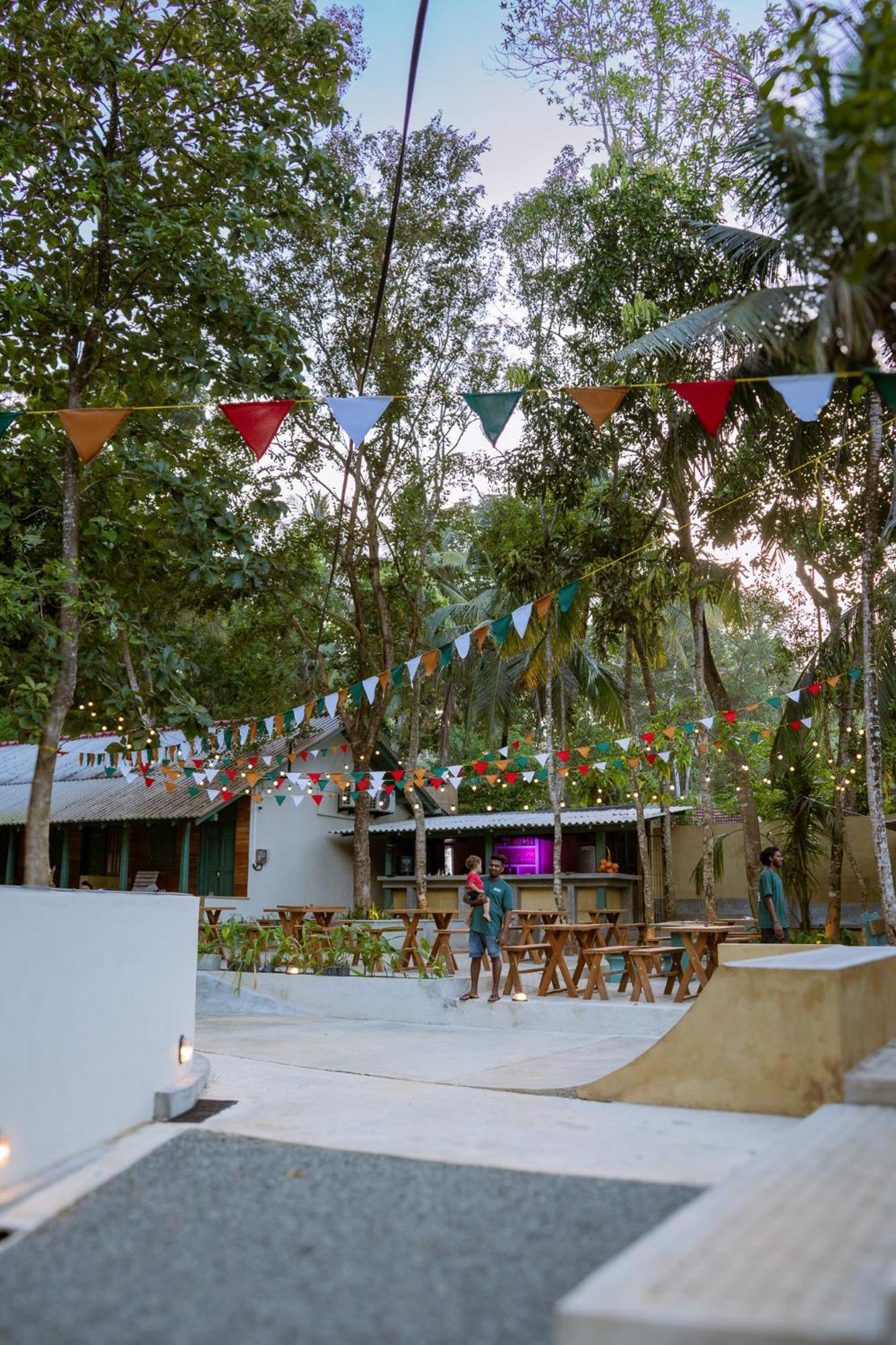 Locos Hiriketiya Hostel Dikwella Luaran gambar